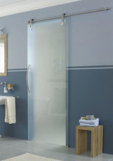 Дверь в ванную комнату, сделанная из стекла