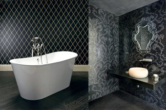 Слева: ванна Bloom в стиле ретро, Park Avenue. Справа: декоративная мозаика Damasco Black, Bisazza, – отсыл к стилю модерн