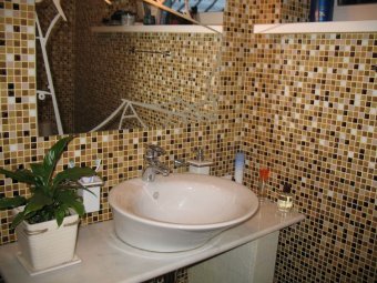Фото дизайна ванной комнаты, в которой использовалась плитка мозаичного типа