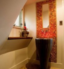 Узкое панно-мозаика выделяет зону умывальника в ванной